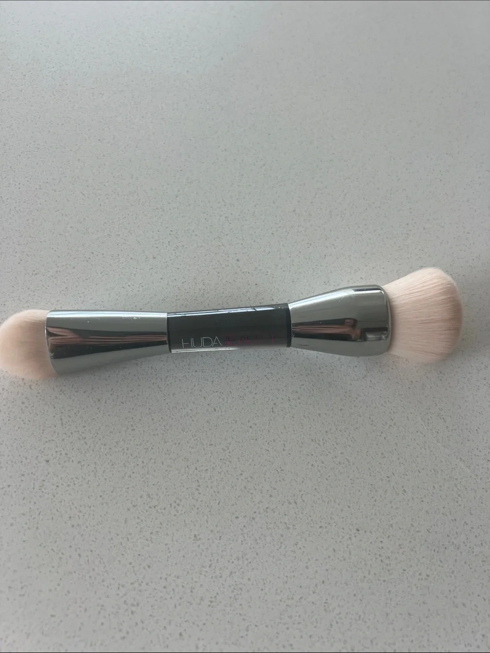 HUDA BEAUTY Double-Ended Powder & Blush Brush - Silver Handle with Pink Bristles
